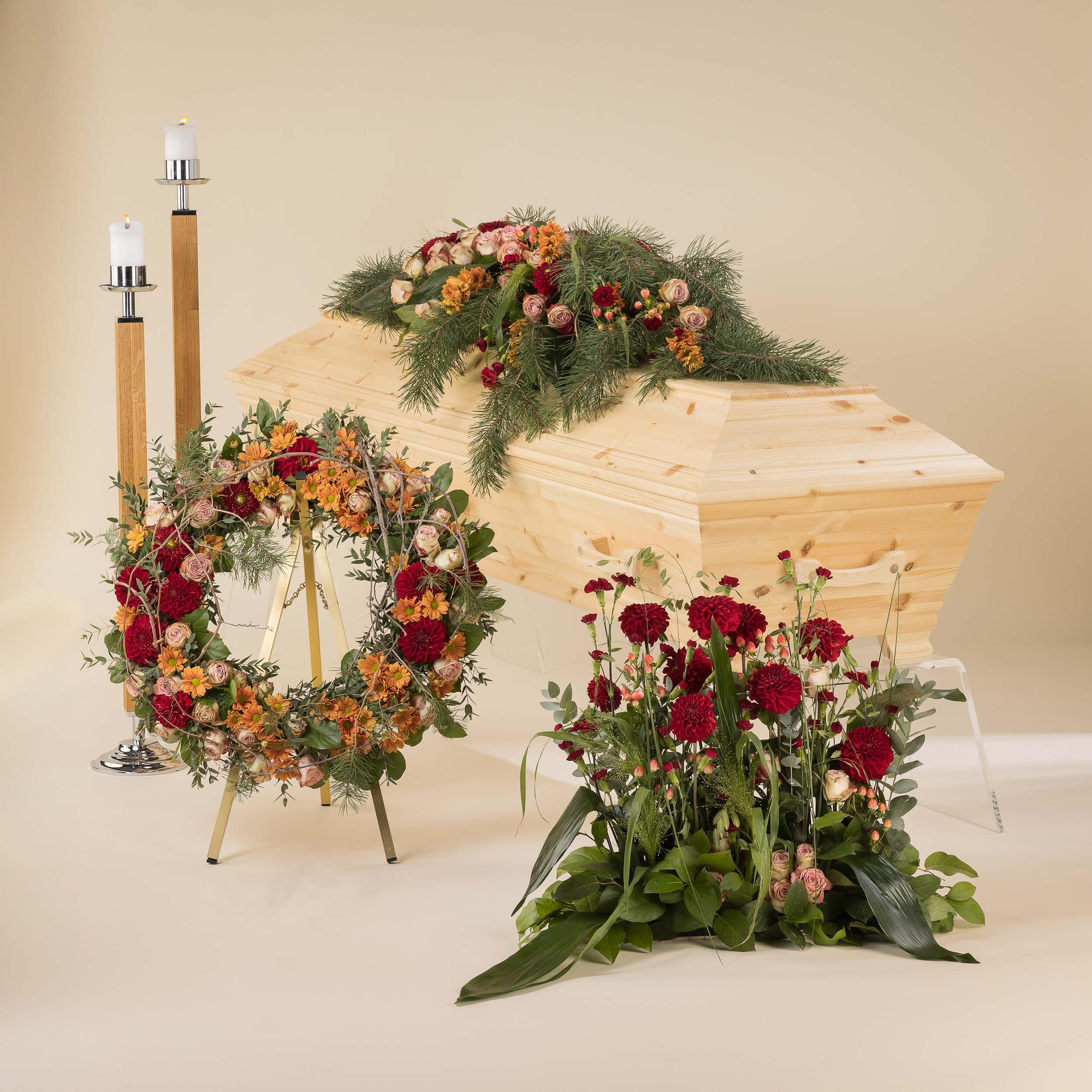 Blomster til begravelse med kistedekorasjon, krans, og båredekorasjon i naturtoner.